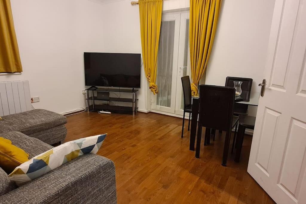 Private 2 Bed Flat Close To Excel & City Airport Londres Exterior foto